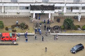 Residents in northeastern Japan evacuate after quake, tsunami warnings