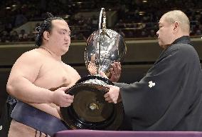 New Year champ Kisenosato beats Hakuho, set for yokozuna