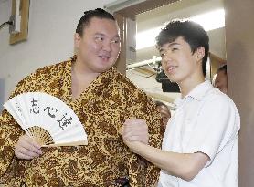 Shogi star Fujii meets with yokozuna Hakuho