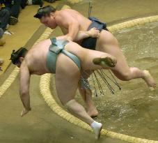 Hakuho rolls over Kokkai on 2nd day of summer sumo