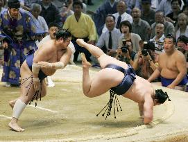 Kotomitsuki dumps Hakuho to take lead at Nagoya sumo