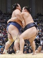 Kakuryu leads Kyushu Grand Sumo Tournament at 11-1
