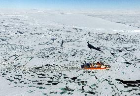 Icebreaker Shirase involved in study on global warming