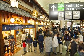(2)Chubu airport provides preview ahead of formal opening
