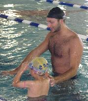 Thorpe instructs children in Tokyo