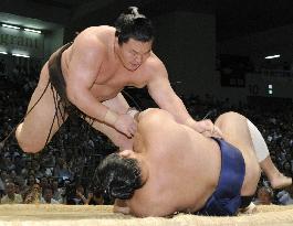 Yokozuna Hakuho beats Kotomitsuki to get 14th win