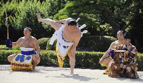 Hakuho's ring-entering ceremony