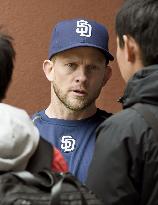 Baseball: Padres manager Green watches former club's training