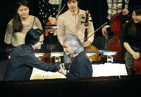 Conductor Ozawa's recording wins Grammy award