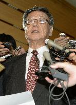 Okinawa Gov. Onaga meets with Chief Cabinet Secretary Suga