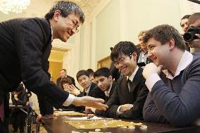 Japanese chess master Habu gives lesson in Moscow