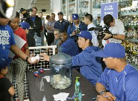 Dodgers' charity autograph session for quake-hit Ecuador, Japan