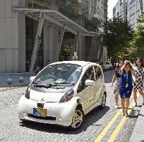 World's 1st self-driving taxis debut in Singapore