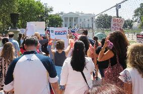 Trump to end Obama program protecting young immigrants