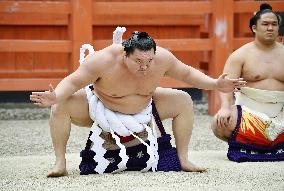 Sumo: Hakuho performs ring-entering ritual