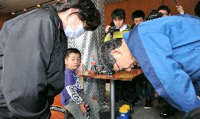 TEPCO officials apologize to Fukushima evacuees