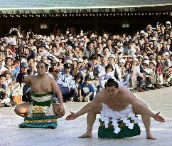 Hakuho performs 'dohyo-iri' at Meiji Shrine