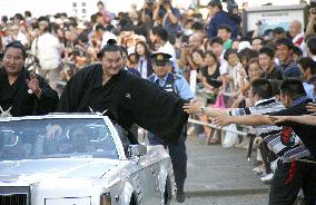 Hakuho makes sumo history