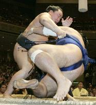 Asashoryu defeats Tamanoshima