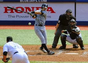 Ichiro reaches 200 hits for 10th straight season