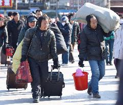 People begin returning home ahead of China's Lunar New Year
