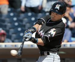 Ichiro's pro hit total surpasses Pete Rose's