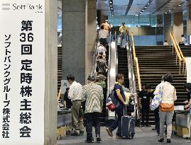 SoftBank shareholders approve departure of Arora