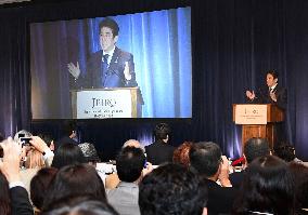 Abe urges U.S. to win Congress nod for TPP "as soon as possible"