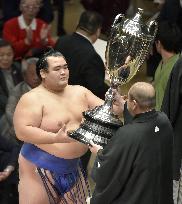 Sumo: Japanese wrestlers out to chase yokozuna title in 2017