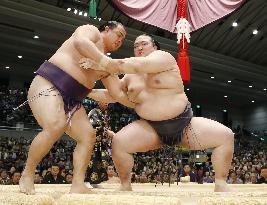 Sumo: Kisenosato still standing tall on day of upsets in Osaka