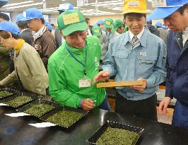 Season's 1st green tea leaves auction held in Shizuoka