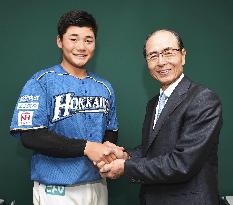 Baseball: Softbank Hawks chairman Oh and Nippon Ham's Kiyomiya