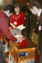 E-money cellphones expected to be huge hit
