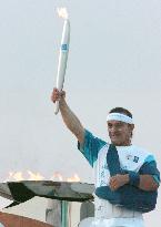 (3)Torch arrives in historic town of Marathon