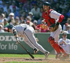 Iguchi executes squeeze bunt