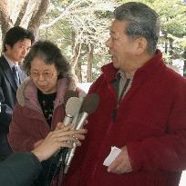 (8)Militant group takes 3 Japanese captive