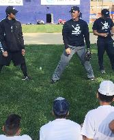 Ex-Yankee slugger hosts baseball class for Bronx boys