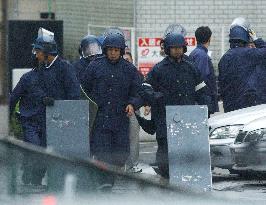 (1)Gangster, girlfriend kill selves as police storm condo