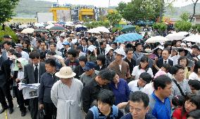 Mourners pay respects to late President Roh Moo Hyun