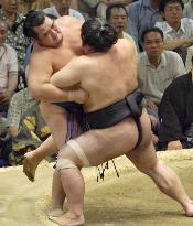 Tochiazuma has perfect record at Nagoya sumo tourney