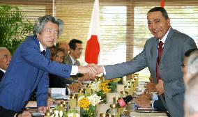 Koizumi meets with Jordanian prime minister