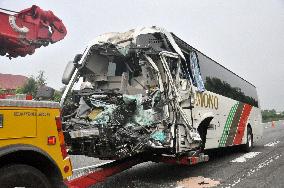 CORRECTED 27 injured in bus accident on express way