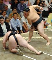 Asashoryu bounces back with win at Autumn sumo