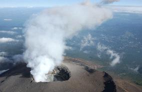 Mt. Asama continues small eruptions
