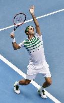 Federer advances to Australian Open 3rd-round
