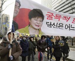 Marchers call for scrapping of "comfort women" agreement