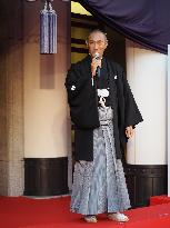 Kabuki actor urges foreign fans to savor beauty of Japanese art form