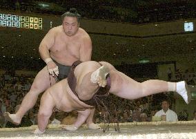 Chiyotaikai beats Miyabiyama at summer sumo