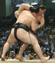 Asashoryu still on fire at Nagoya sumo