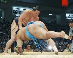 Hakuho stays in share of lead with 8th win at Nagoya sumo